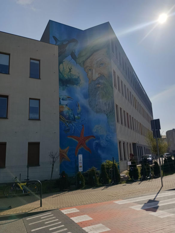 Mural z Aleksandrem Dobą na ścianie Morskiej Szkoły Podstawowej na gdańskim Ujeścisku