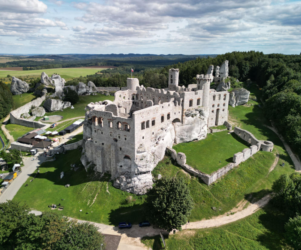 To najpiękniejszy zamek w województwie śląskim. Znajduje się w malowniczej wsi