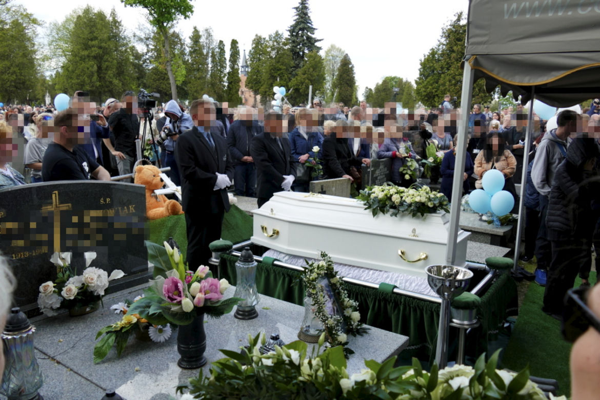 Trumna zjechała w dół, baloniki wzbiły się do nieba. Pogrzeb Kamilka z Częstochowy
