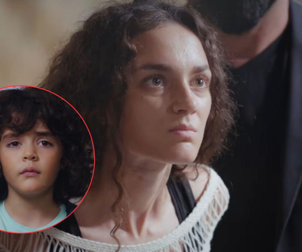 Nana z tureckiego serialu Dziedzictwo z poważną miną, w tle mały Yusuf z łzami w oczach. Zdjęcie ilustruje scenę, gdzie Nana oddaje się w ręce Trucizny, a Yusuf ucieka, by ją ratować, co można przeczytać na Super Seriale.