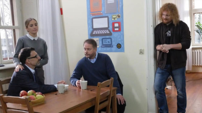 Ojciec Mateusz 15 odc. 195. Mateusz (Artur Żmijewski), Beata Bielska (Kamila Baar-Kochańska), Edward (Radosław Krzyżowski)