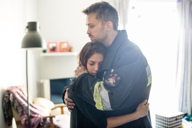 Strażacy 2 sezon odc. 1. Adam Wojnar (Maciej Zakościelny), Kamila (Weronika Rosati)