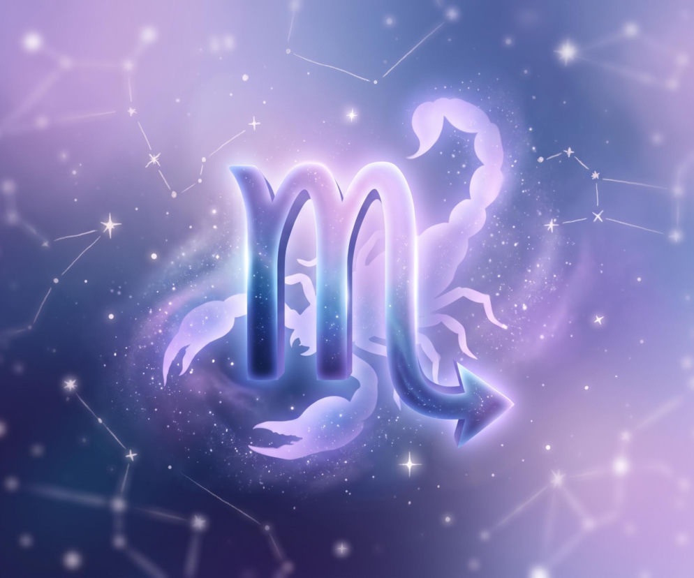 Symbol znaku zodiaku Skorpion na tle gwieździstego nieba i konstelacji. O horoskopie dla Skorpiona przeczytasz na Eska.
