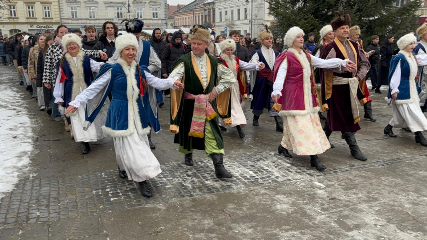 Polonez maturzystów na Rynku w Nowym Sączu
