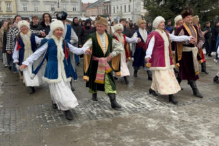 Polonez maturzystów na Rynku w Nowym Sączu