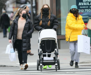 Gigi Hadid na spacerze z córką