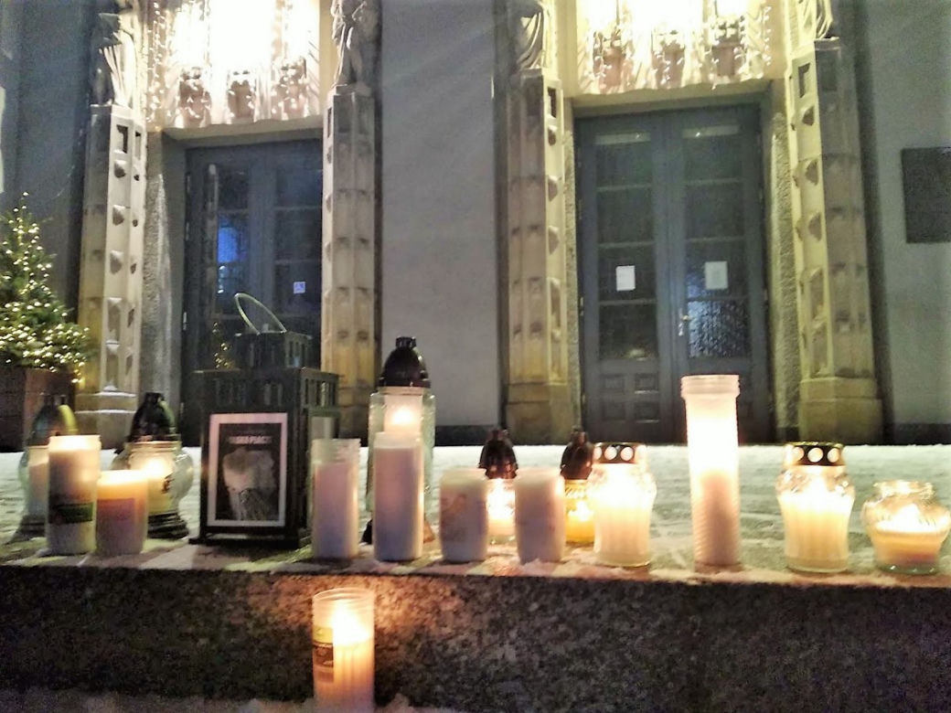 Katowiczanie solidarni z Gdańskiem. Milczący protest przeciwko przemocy przed Teatrem Śląskim [ZDJĘCIA, AUDIO]
