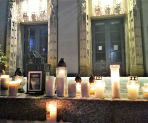 Katowiczanie solidarni z Gdańskiem. Milczący protest przeciwko przemocy przed Teatrem Śląskim [ZDJĘCIA, AUDIO]
