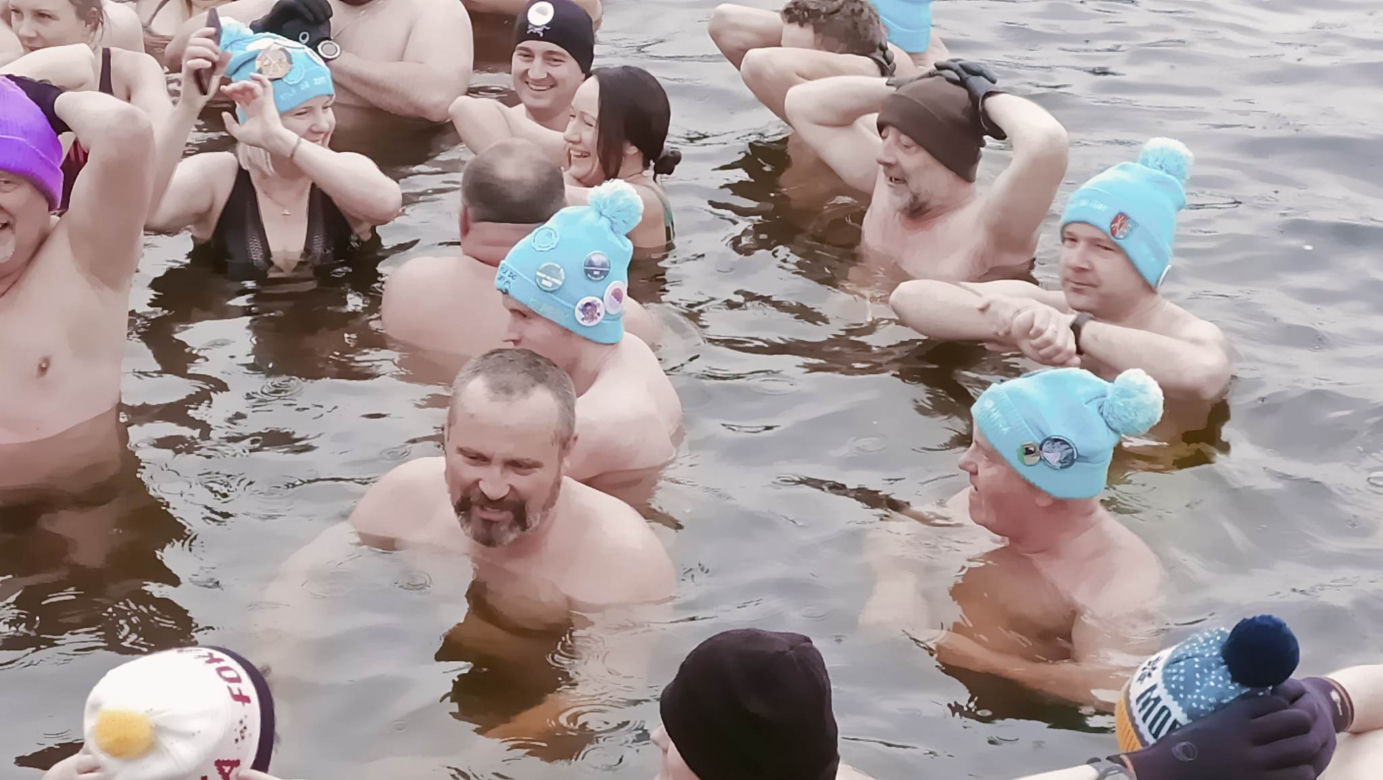 Wielkie liczenie morsów w Morawicy. Do wody weszło około stu osób! 