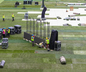 Ochotnicy przygotowują Stadion Miejski w Warszawie na  Międzynarodowy Kongres Świadków Jehowy