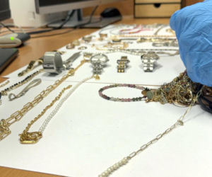 Seria włamań w Warszawie. Policjanci czekali, aż złodzieje opuszczą okradzioną posesję