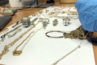 Seria włamań w Warszawie. Policjanci czekali, aż złodzieje opuszczą okradzioną posesję