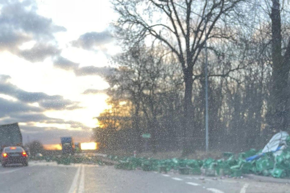 Pod Chmielnikim ciężarówka z piwem wylądowała w rowie
