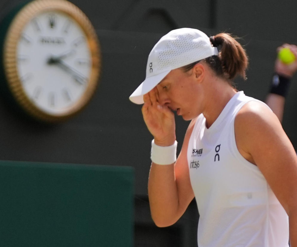 Zasmucona Iga Świątek na korcie Wimbledonu. O spadku Polki w rankingu WTA przeczytasz na SE Supersport.