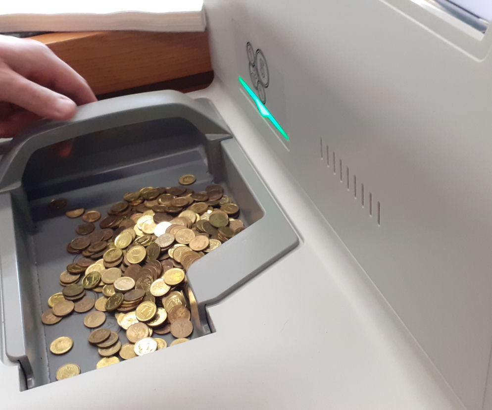 Drobniaki na papierowe w kilka chwil! Tak działa nowa maszyna w NBP [WIDEO]