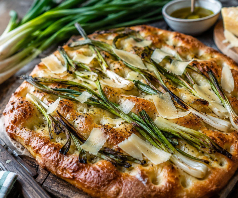 Focaccia po polsku. Młoda cebula i ser bursztyn odmienią ten włoski klasyk