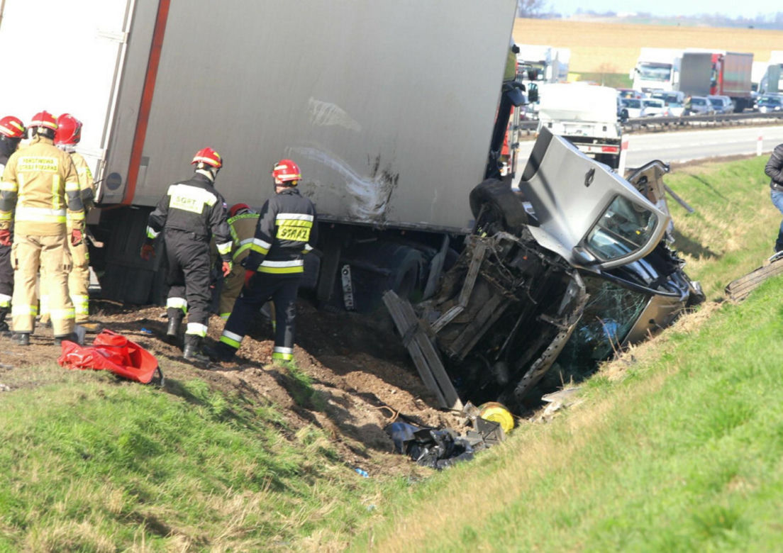 Straszny wypadek na autostradzie A4. Bus przygnieciony przez ciężarówkę, trzy osoby nie żyją 
