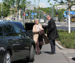 Jarosław Kaczyński na cmentarzu nie był sam. Pewna kobieta nie odstępowała go na krok
