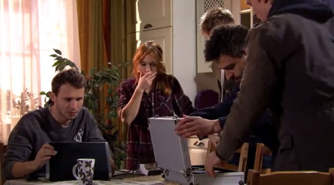 Pierwsza miłość po wakacjach 2015 odc. 2119. Radek (Mateusz Banasiuk), Mikser (Błażej Michalski), Daria (Andżelika Kujawiak)