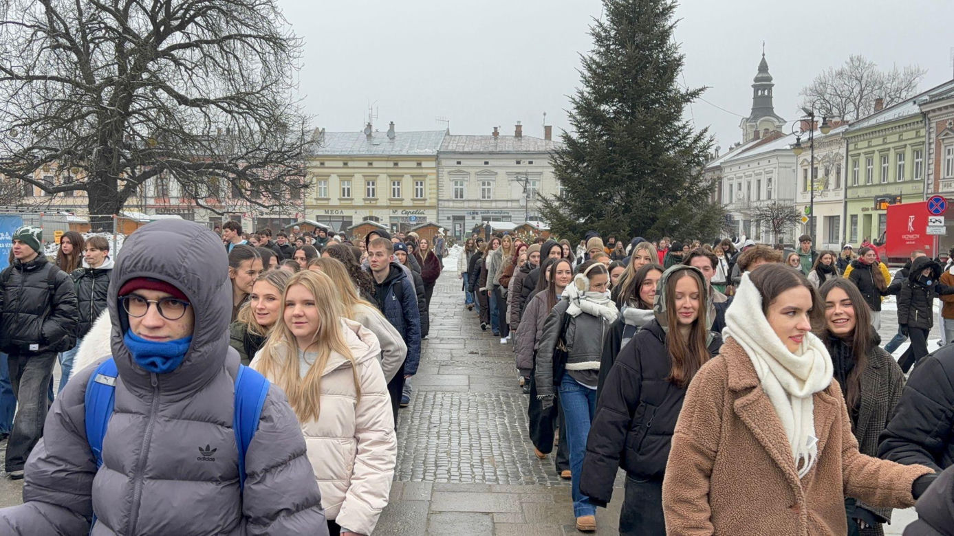 Polonez maturzystów na Rynku w Nowym Sączu
