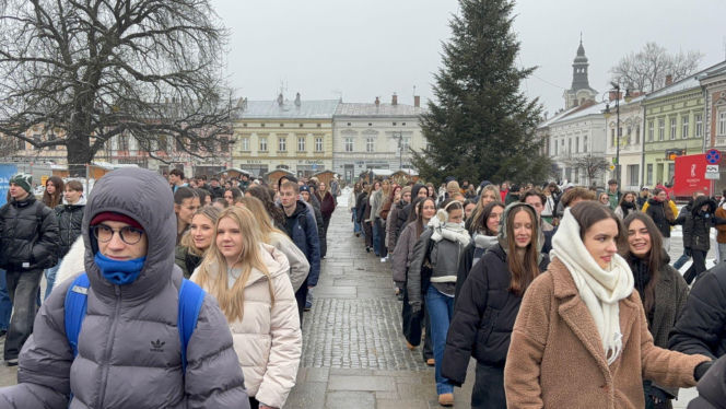 Polonez maturzystów na Rynku w Nowym Sączu