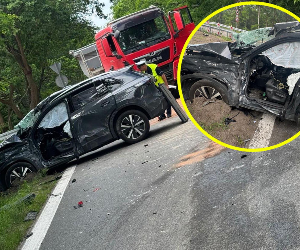 Ciężarówka uderzyła w radiowóz. Strażacy wycinali rannego policjanta