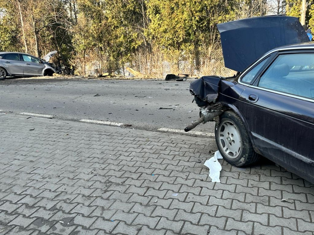 Kierujący sportowym autem roztrzaskał się o eleganckiego jaguara. Sprawca wypadku trafił do szpitala