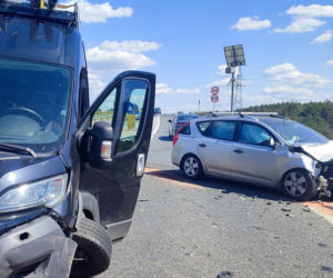 Huknął busem w osobówkę aż urwało się koło. Groźny wypadek Wyszkowem