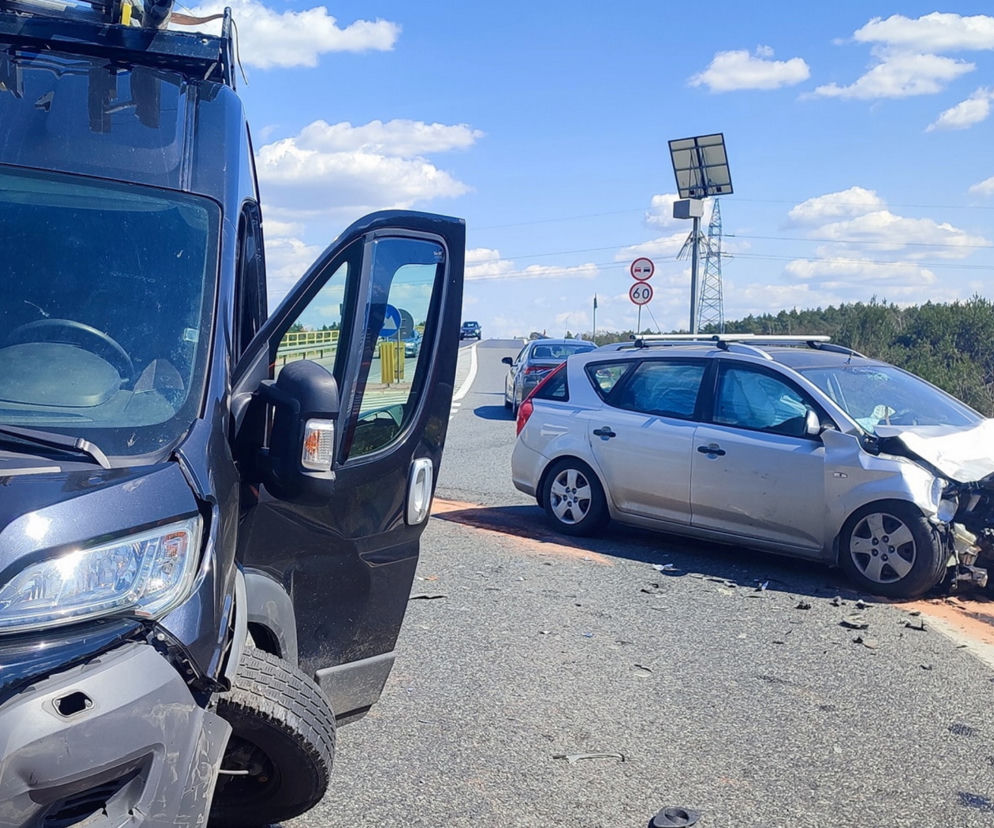 Huknął busem w osobówkę aż urwało się koło. Groźny wypadek Wyszkowem