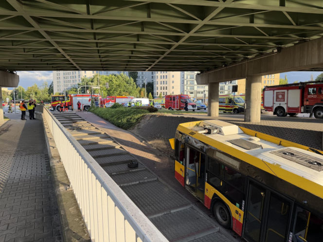 Autobus miejski wjechał w przejście podziemne przy Dworcu Zachodnim