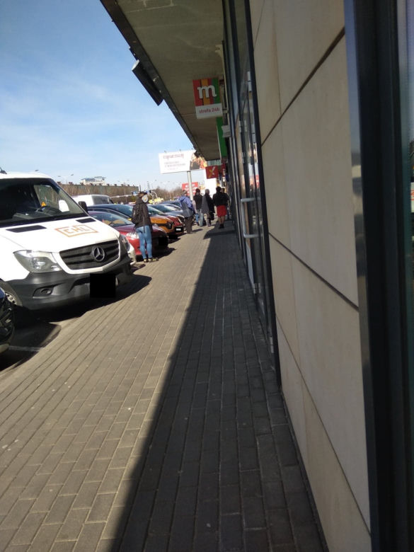 Kolejki w bankach w Rzeszowie. Ludzie wybierają pieniądze [FOTO INTERNAUTÓW]