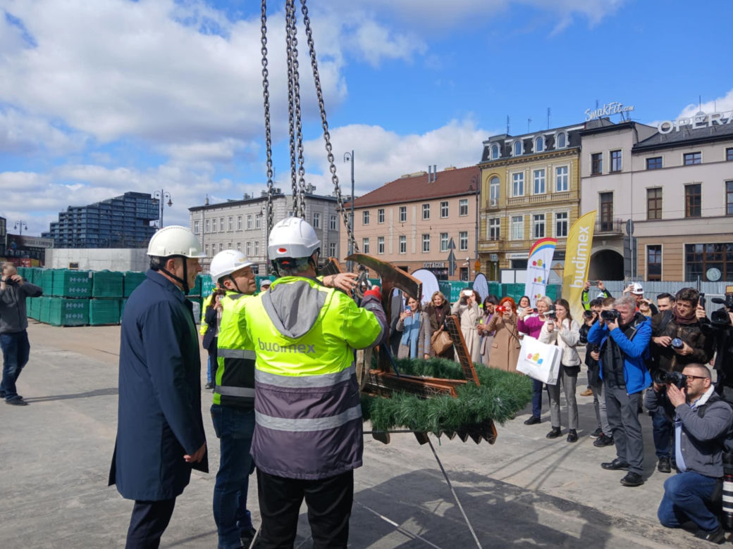 W Operze Nova tradycji stało się zadość. Nad czwartym kręgiem zawisła wiecha