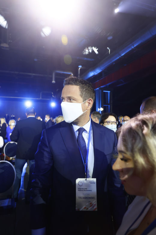 Prezydent Rafał Trzaskowski jedyny na sali w maseczce 
