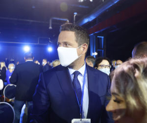 Prezydent Rafał Trzaskowski jedyny na sali w maseczce 