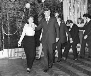 Quiz. Studniówka w PRL-u. Pamiętasz, jak bawiono się w tamtych czasach?