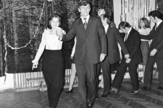 Quiz. Studniówka w PRL-u. Pamiętasz, jak bawiono się w tamtych czasach?