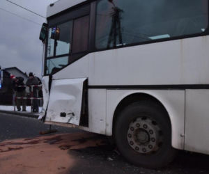 Wola Rzędzińska: Zderzenie osobówki z autobusem. Jedna osoba w szpitalu!