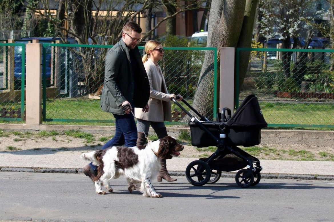 Babcia pracuje, dzieci spacerują