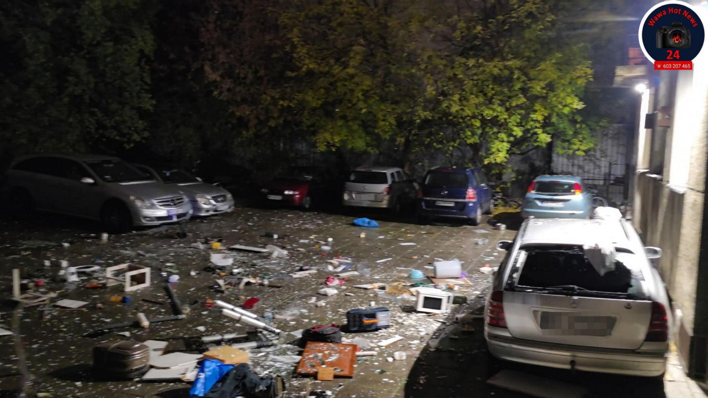 Furiat szalał na Mokotowie. Zrzucał meble na samochody