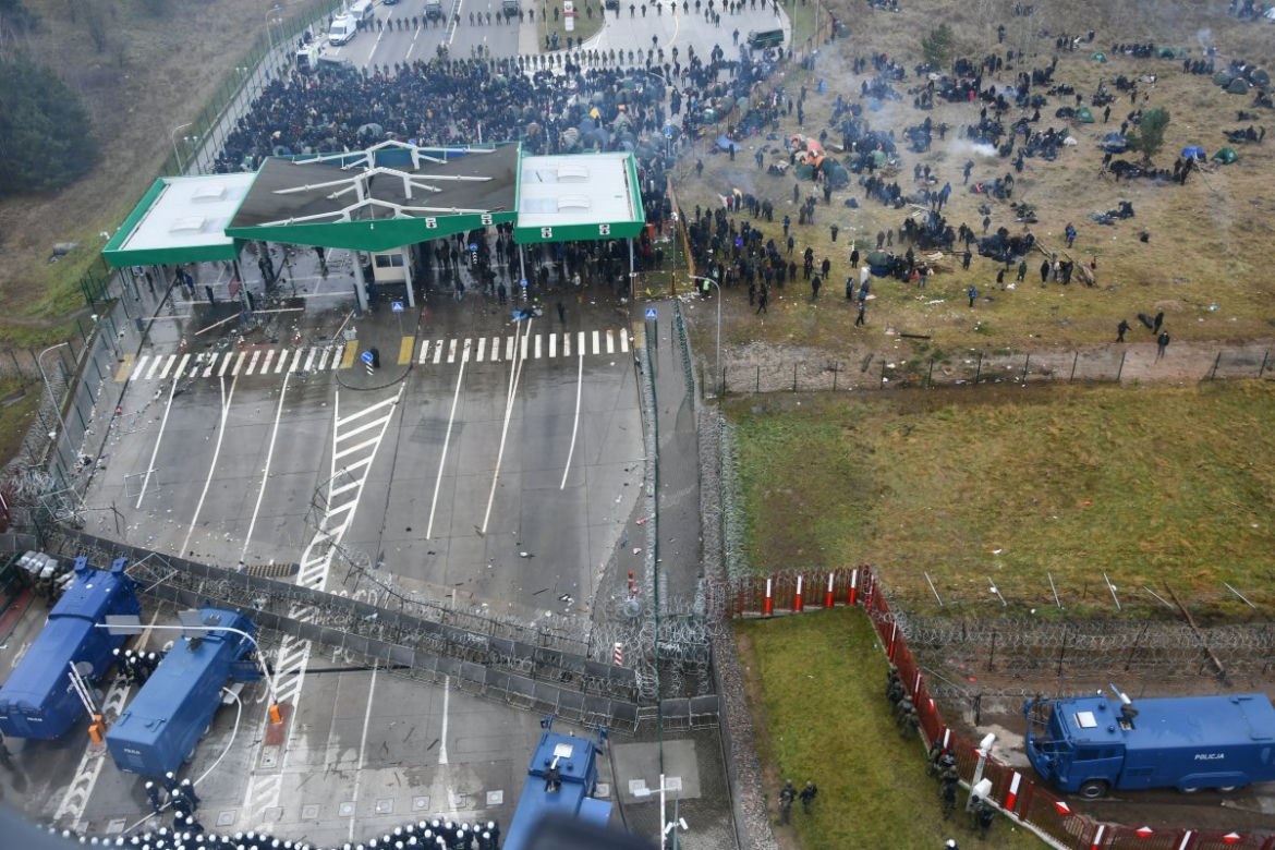 Kuźnica-Bruzgi. Atak migrantów na polską granicę