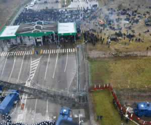 Kuźnica-Bruzgi. Atak migrantów na polską granicę