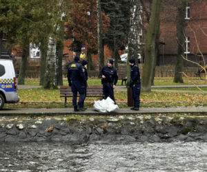 Tajemnicza śmierć mężczyzny. Z jeziora wyłowiono ciało. Policja bada sprawę
