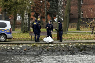 Tajemnicza śmierć mężczyzny. Z jeziora wyłowiono ciało. Policja bada sprawę