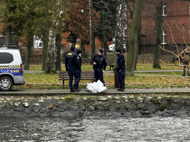 Tajemnicza śmierć mężczyzny. Z jeziora wyłowiono ciało. Policja bada sprawę