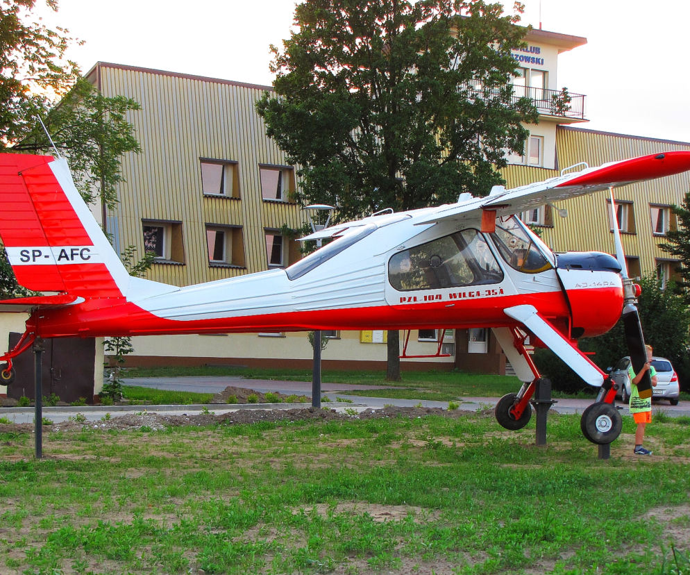 Samolot PZL-104 Wilga stanął przy drodze w Jasionce
