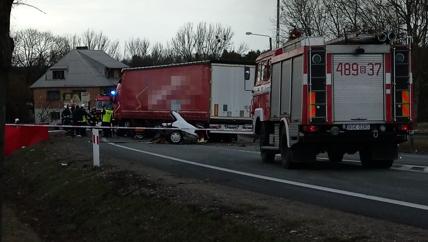 DK 8. Poświętne. Mercedes zderzył się czołowo z ciężarówką [ZDJĘCIA]