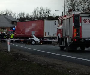 DK 8. Poświętne. Mercedes zderzył się czołowo z ciężarówką [ZDJĘCIA]