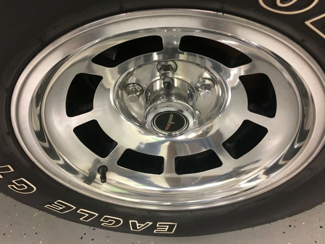 Corvette C3 z przebiegiem 1447 mil 