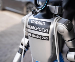 Robot Edward w VOX FM