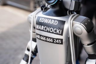 Robot Edward w VOX FM